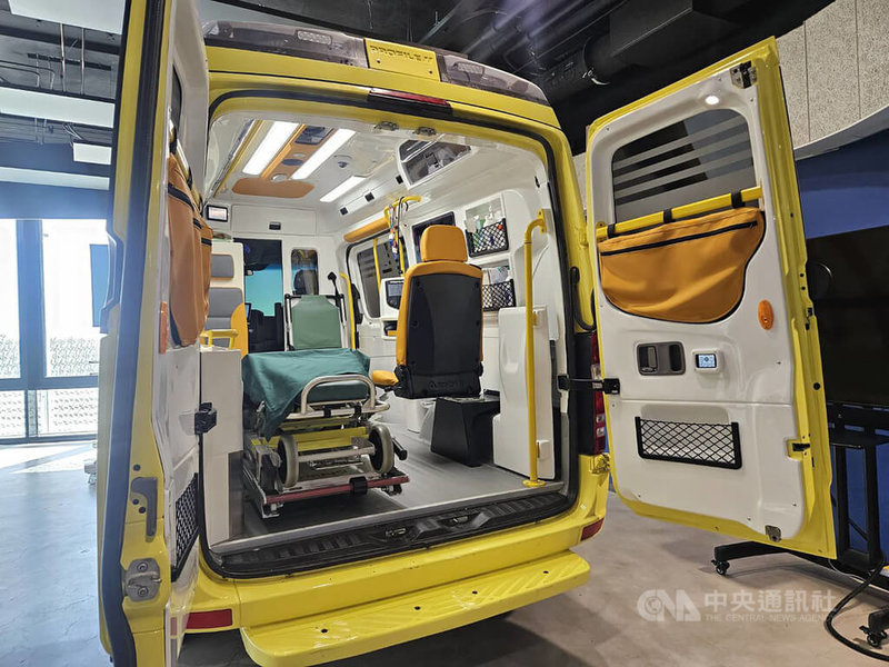 位在芬蘭赫爾辛基的大都會應用科技大學設有模擬醫院，甚至還有一輛救護車，是專為模擬運輸過程的監控及治療設計，連駕駛室都提供一般狀況下緊急駕駛任務的模擬功能。中央社記者陳婕翎攝 112年6月22日