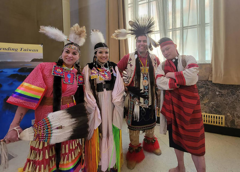 有賽德克族及泰雅族血統的原住民青年Payas（右）今年5月參加渥太華的「台灣之夜」活動，和加拿大原住民合影。（Payas提供）中央社記者程愛芬溫哥華傳真 112年6月22日