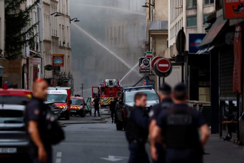 法國巴黎歷史悠久的拉丁區附近街道21日傳出爆炸，引發熊熊火勢，大批消防員在現場救火。（路透社）
