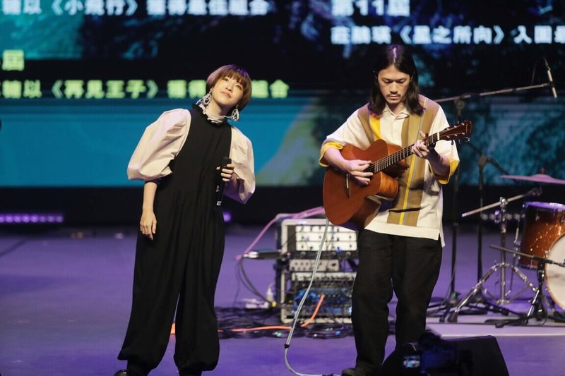第16屆Freshmusic Awards音樂獎21日晚間頒獎，棉花糖主唱小球（左）除擔任主持人外，也擔任表演嘉賓。中央記者黃自強吉隆坡攝  112年6月22日