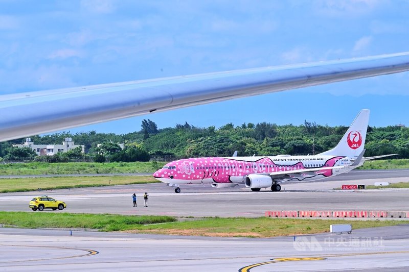 日本越洋航空鯨鯊彩繪機22日上午降落在桃園國際機場進行包機任務，吸引不少航空迷與航空公司工作人員卡位一睹風采。中央社記者吳睿騏桃園攝 112年6月22日