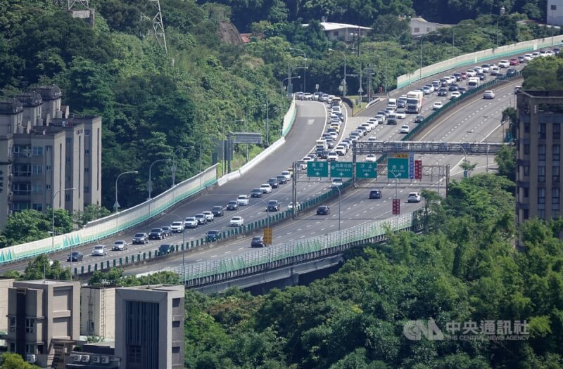 連接台北與宜蘭的國道5號22日在南港系統交流道出現假日常見的車龍。中央社記者鄭傑文攝 112年6月22日