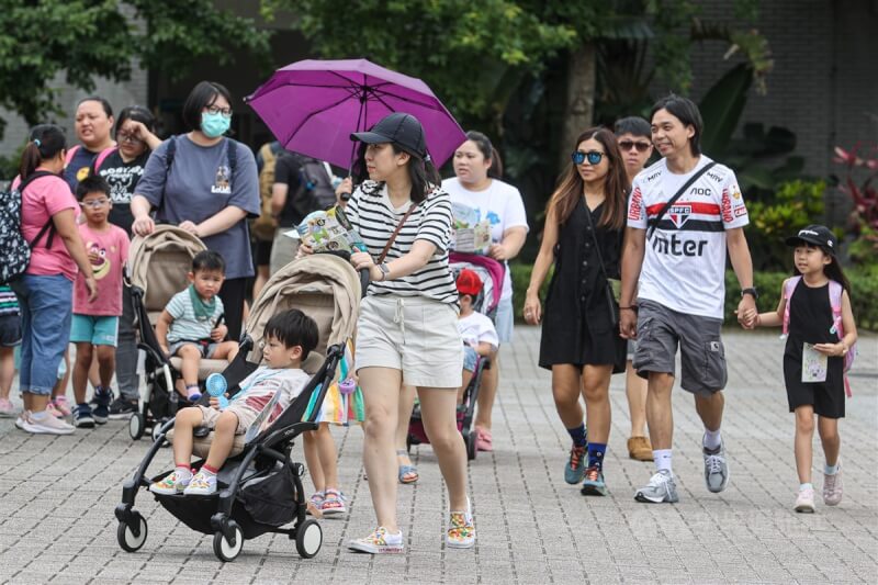 端午連假首日，台北市立動物園22日上午湧入人潮，不少民眾帶著小朋友一起到動物園遊玩，度過愉快的假期。中央社記者鄭清元攝 112年6月22日