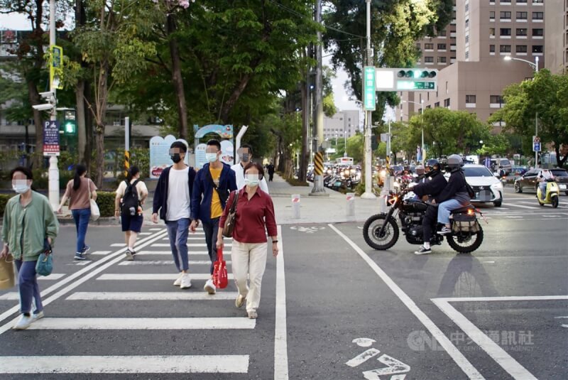 圖為高雄市三民區機車騎士禮讓民眾過馬路。（中央社檔案照片）