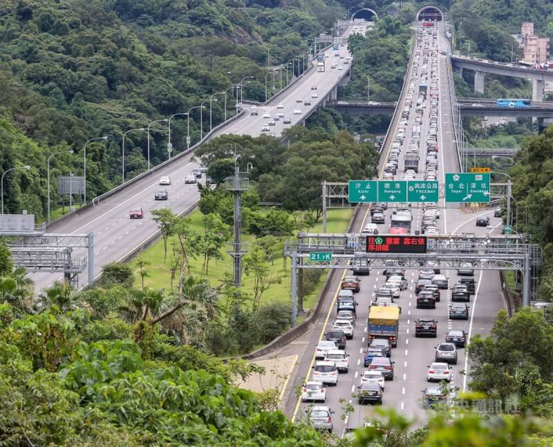 端午連假首日，國道3號22日上午湧現車潮，木柵往南港段車流量多，車速緩慢。中央社記者鄭清元攝 112年6月22日