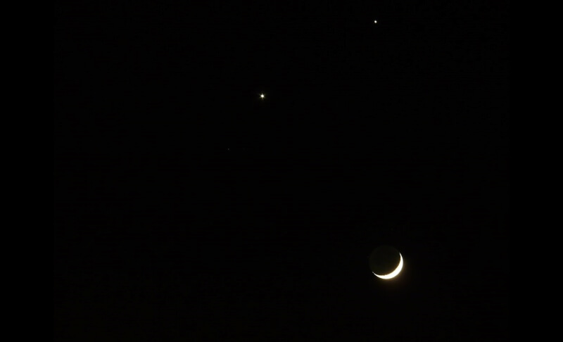 圖為2008年12月金星、木星合月。（圖取自維基共享資源；作者Bencmq，CC BY-SA 3.0）