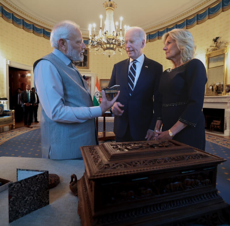 印度總理莫迪（左）抵達華府進行國是訪問，美國總統拜登（中）及妻子吉兒（右）在白宮迎接。（圖取自facebook.com/narendramodi）
