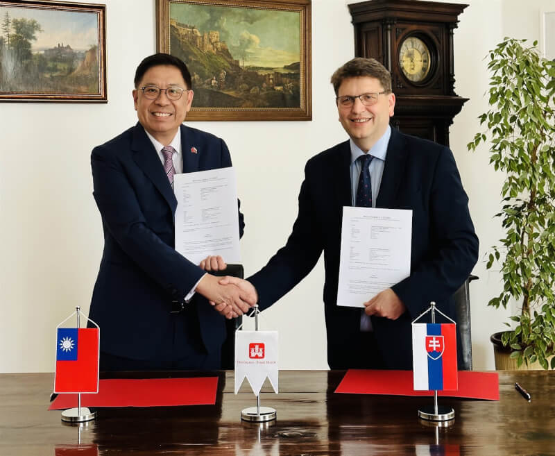 駐斯洛伐克代表李南陽（左）22日與首都布拉第斯拉瓦舊城區市長瓦加奇（右）簽署協議，兩人簽署後握手合影。（駐斯洛伐克代表處提供）