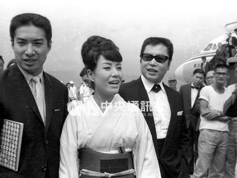 1965年10月28日，美空雲雀（左2）來台向蔣總統祝壽，圖為她從東京飛抵台北。（中央社檔案照片）