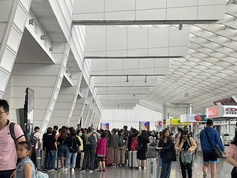 端午連假第2天，桃園國際機場公司指出，預估23日總運量將達10.8萬人次以上，呼籲旅客提早2.5至3小時抵達機場。（讀者提供） 中央社記者葉臻傳真  112年6月23日