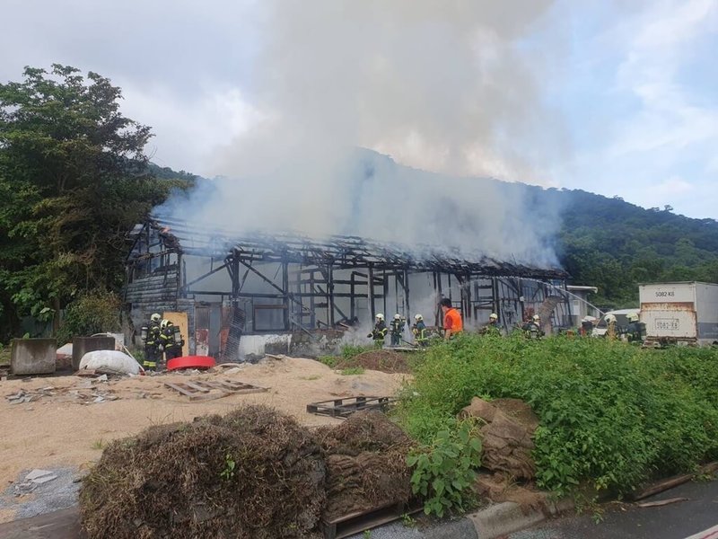 台北市警消23日上午獲報位於士林區的中國電影文化城發生火警，消防人員趕赴現場發現，建物已冒出陣陣濃煙，火勢在20分鐘內撲滅，無人受傷。（民眾提供）中央社記者劉建邦傳真  112年6月23日