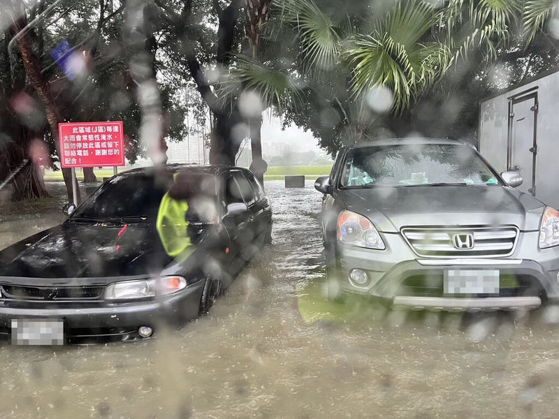 新北市永和警分局表示,受23日午後強降雨影響,綠寶石區停車場部分低窪處發生積淹水情形,停車場管理員已轉報派出所聯繫車主儘速移置車輛,員警也持續在周邊巡查。(警方提供)中央社記者黃旭昇新北市傳真 112年6月23日