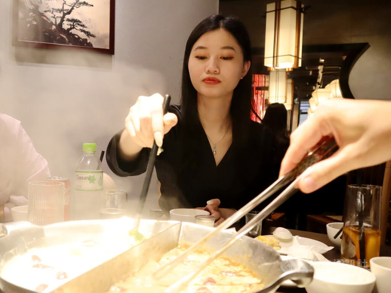 到店用餐的越南消費者阿芝(圖)表示,無老鍋的湯底有中藥熬煮,風味相當特別,與越式火鍋很不一樣。中央社記者陳家倫河內攝 112年6月23日