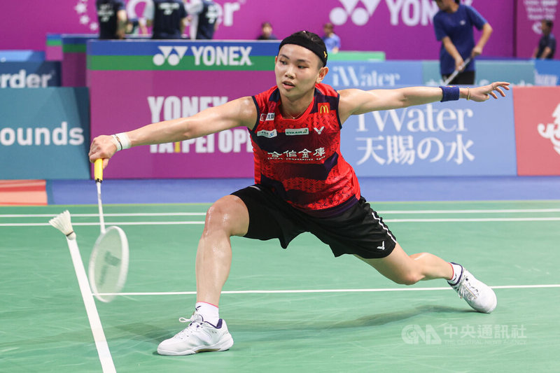 台灣羽球天后戴資穎(圖)23日下午在2023台北羽球公開賽女單8強戰登場,順利以直落二擊敗泰國球員素尼達(Supanida Katethong),輕鬆闖進4強賽。中央社記者鄭清元攝 112年6月23日