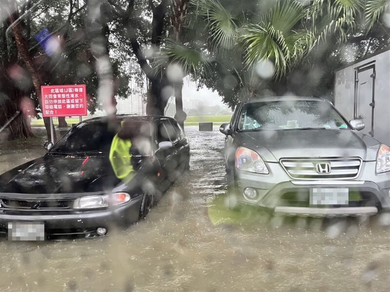 新北市永和警分局表示，受23日午後強降雨影響，綠寶石區停車場部分低窪處發生積淹水情形，停車場管理員已轉報派出所聯繫車主儘速移置車輛，員警也持續在周邊巡查。（警方提供）中央社記者黃旭昇新北市傳真 112年6月23日