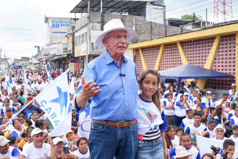 瓜地馬拉Cabal黨總統候選人穆萊（前左）。（圖取自facebook.com/edmondmulet）