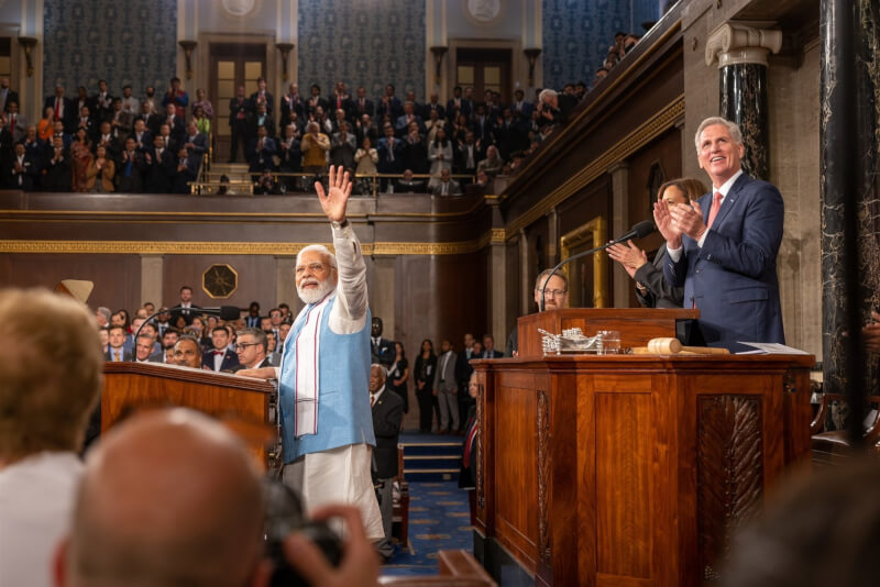 印度總理莫迪（前左）22日向美國國會演說，副總統賀錦麗、議長麥卡錫（前右）與全場議員鼓掌致意。（圖取自twitter.com/SpeakerMcCarthy）