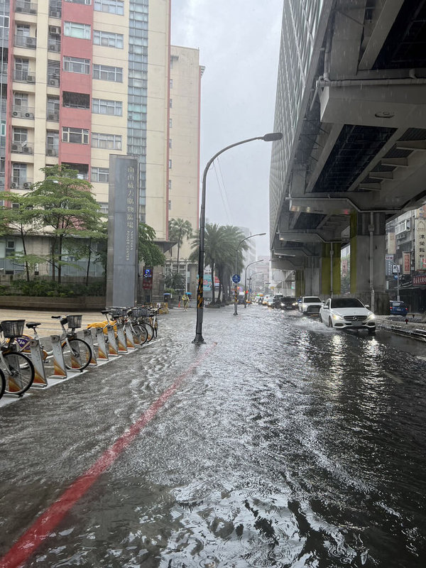 新北市23日午後出現強降雨,中和區中山路2段與捷運環狀線中和站周邊排水不及出現積水情形,車輛駛過時水面泛開陣陣漣漪、水花。(新北市消防局提供)中央社記者黃旭昇新北市傳真 112年6月23日