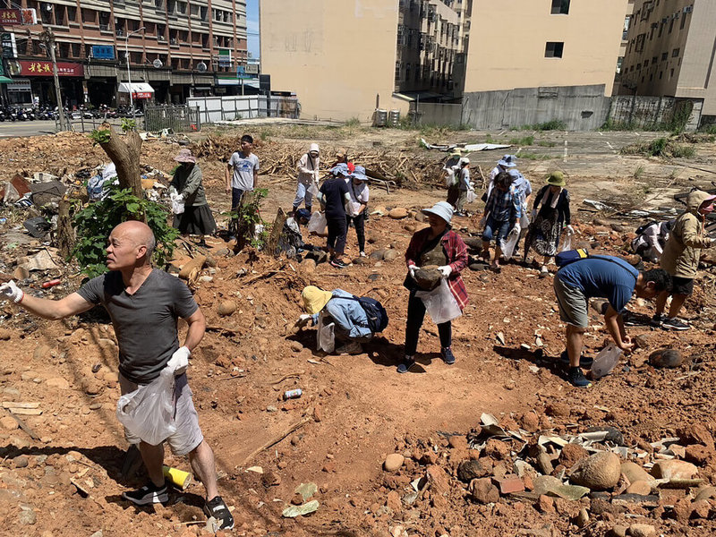 台中市沙鹿區大肚山僅存的紅土木炭窯日前遭新地主夷為平地，地方文史團體24日在舉辦追思活動，表達不捨。（文史團體提供）中央社記者郝雪卿傳真 112年6月24日