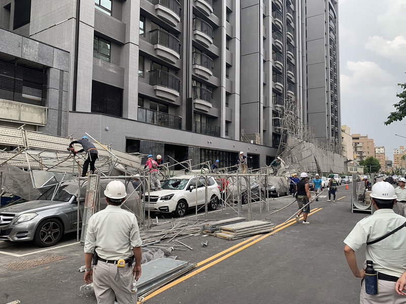 台中市南區建國南路與德吉街口一處建案工地24日下午進行鷹架拆除作業時，鷹架卻突然倒塌，6輛停放路邊停車格內汽車遭波及。（台中市政府提供）中央社記者郝雪卿傳真  112年6月24日