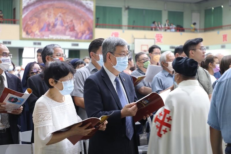 天主教教宗方濟各任命方濟會士黃敏正擔任台南教區第6任主教，24日在慈幼工商舉辦晉牧就職典禮，行政院長陳建仁（前左2）到場觀禮恭賀。（台南市政府提供）中央社記者張榮祥台南傳真  112年6月24日