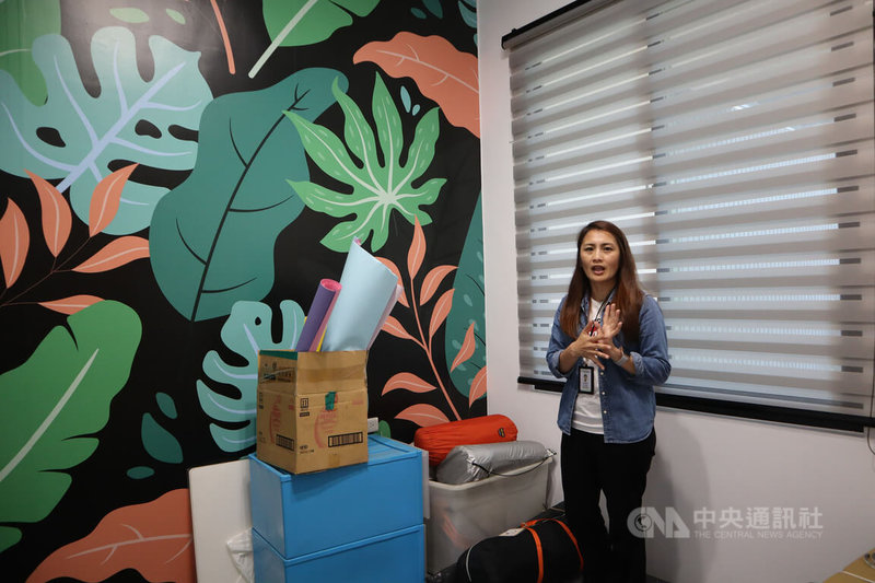 花蓮縣秀林鄉太魯閣族人林靜琴幼時受到家扶中心扶助,大學畢業後,進入花蓮家扶中心擔任社工員,一待就是18年,如今她也從社工員晉升為督導,希望能幫助更多人。中央社記者李先鳳攝 112年6月24日