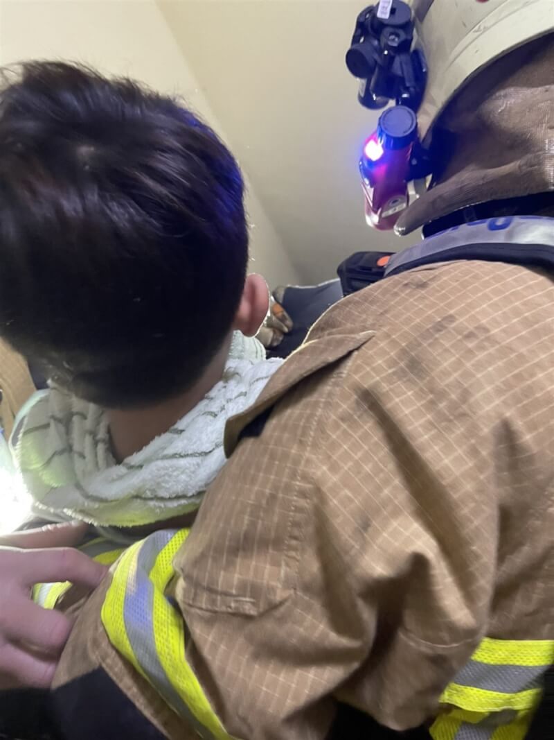 新竹縣竹北市24日上午發生多處瓦斯外洩事件,警消獲報立即前往救援,陸續將受困民眾救出。(新竹縣消防局提供)中央社記者郭宣彣傳真 112年6月24日