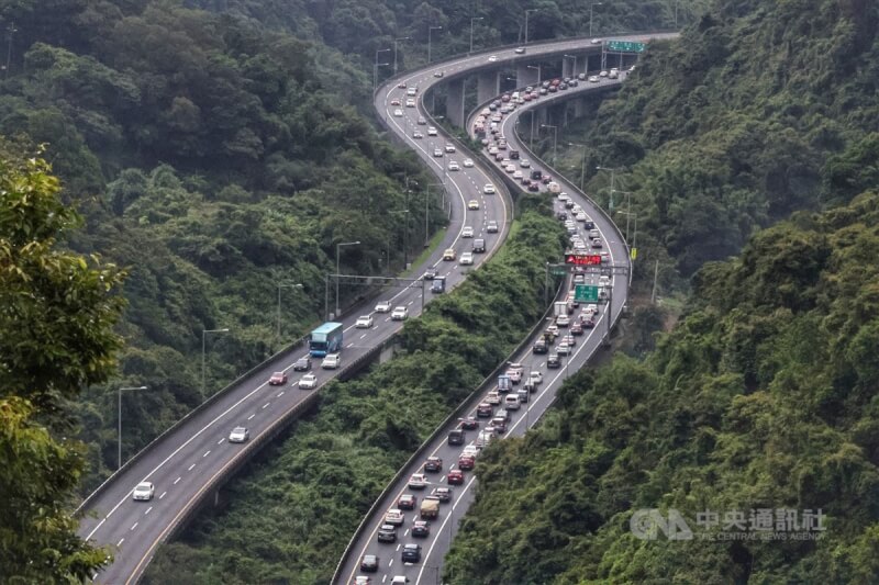 圖為23日國5往宜蘭方向車潮。中央社記者王飛華攝 112年6月23日