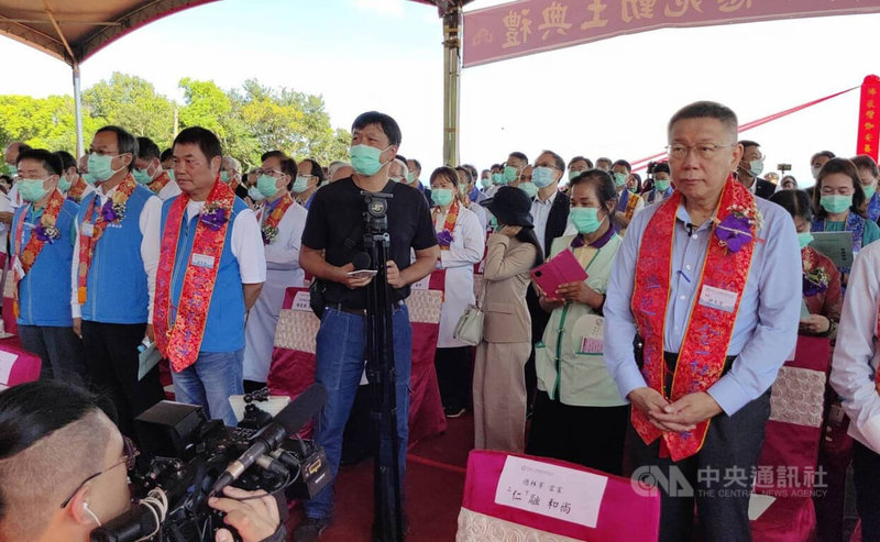 財團法人佛教僧伽醫護基金會24日在苗栗縣西湖鄉籌建全台第1間跨寺院照護僧眾的「僧伽安養如意苑」舉行動土典禮，民眾黨主席柯文哲（前排右1）受邀出席，全程與苗栗縣長鍾東錦（前排左3）零互動。中央社記者魯鋼駿攝  112年6月24日