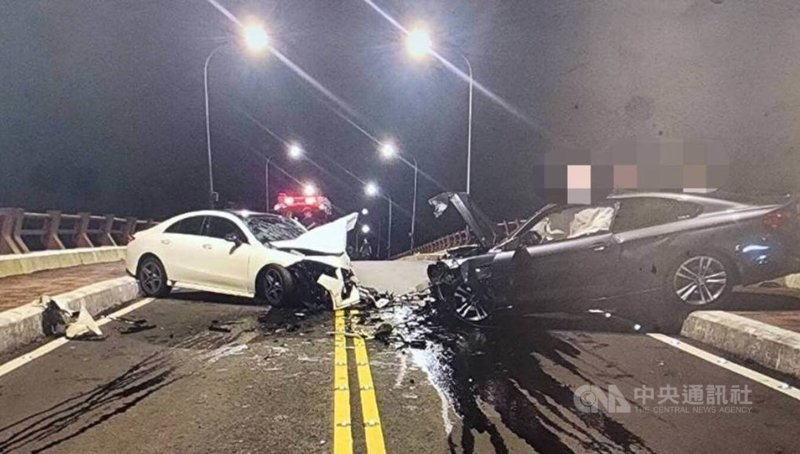 台北市陽金公路、近馬槽橋附近24日凌晨發生2輛汽車相撞意外，造成6人受傷，汽車車頭全毀。（翻攝畫面）中央社記者劉建邦傳真  112年6月24日