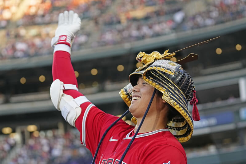 大谷翔平戴上日本武士頭盔慶祝。(共同社)