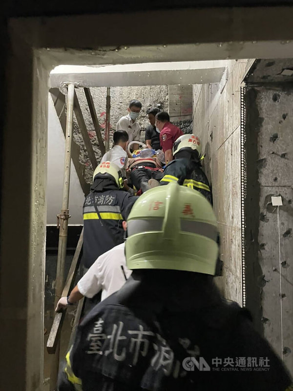 47歲孫姓男工人24日下午在台北市忠孝東路5段附近一處建案工地內的地下1樓進行大理石材料吊掛作業,疑因施工不慎,意外掉落至地下4樓,事後被其他人發現通報警消,但孫男送醫時已無生命跡象,經搶救後仍宣告不治。(翻攝畫面)中央社記者劉建邦傳真 112年6月24日