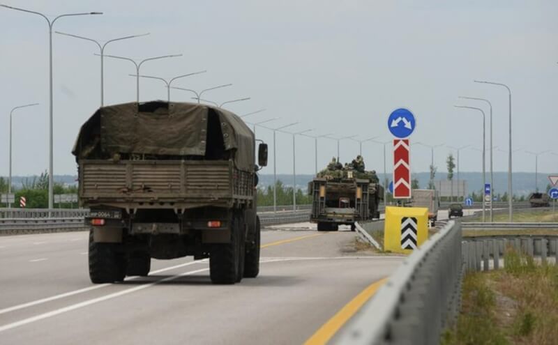 24日瓦格納的一支軍隊沿著連接莫斯科和俄羅斯南部城市的M-4高速公路行駛。（路透社）
