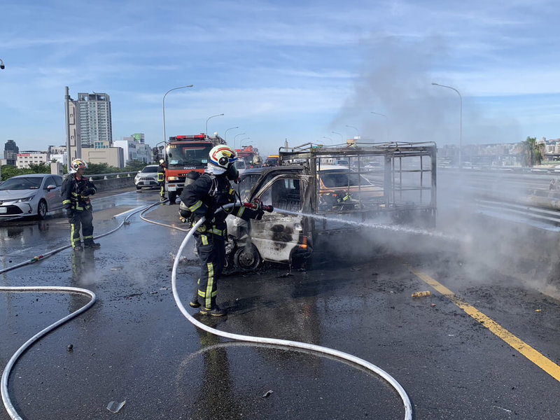 台中市台74線快速道路北上8.8公里西屯路段25日上午發生3車車禍，其中1車起火燃燒，消防局獲報立即出動人車前往搶救。（民眾提供）中央社記者趙麗妍傳真 112年6月25日