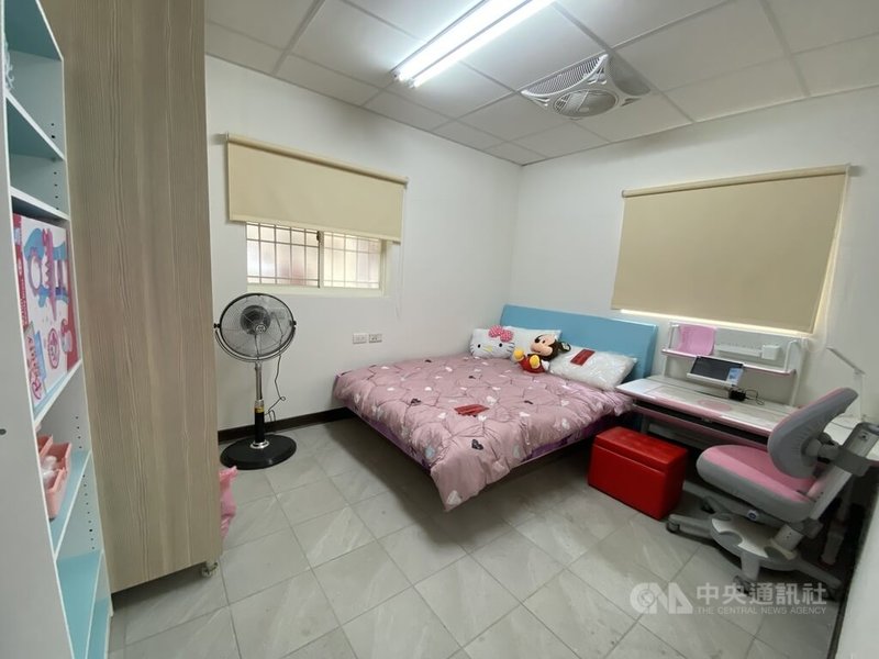 雲林縣北港鎮蘇小妹妹一家原本住在破損不堪的老厝中,經台灣寶島行善義工團發揮愛心協助重建,25日新屋完工,也成功實現蘇小妹妹希望能有個乾淨明亮房間的願望。中央社記者蔡智明攝 112年6月25日