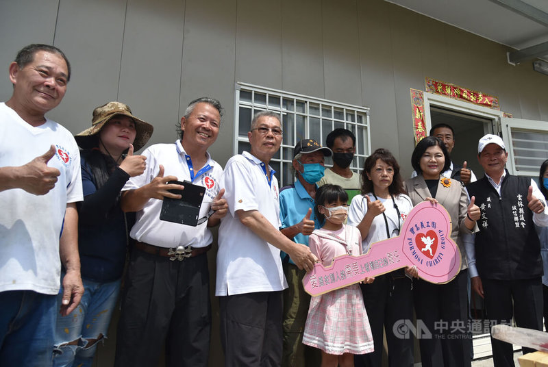 台灣寶島行善義工團幫助雲林縣北港鎮蘇小妹妹重建住家，25日舉行完工交屋儀式，雲林縣長張麗善（前右2）也到場見證。中央社記者蔡智明攝 112年6月25日