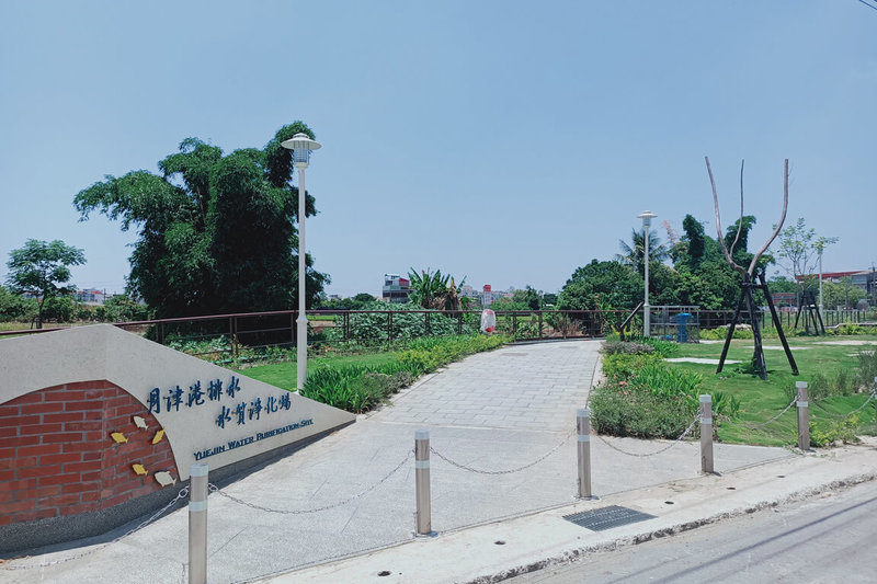 台南市政府在民國109年間完成鹽水區月津港排水水質淨化場，藉由礫間接觸曝氣法處理鄰近污水至指定水質標準後排放，每日處理水量可達660噸，未來將持續營運改善周邊水質。（台南市政府提供）中央社記者楊思瑞台南傳真  112年6月25日