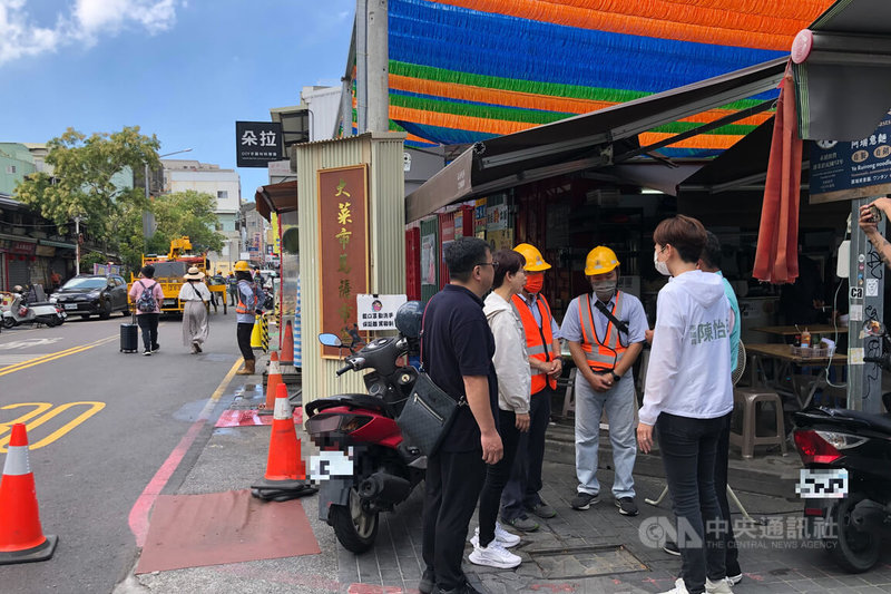 台南市國華街商圈23日、24日下午都有店家無預警停電影響數小時，25日上午因台電搶修再次暫時斷電，民進黨立委陳亭妃（前左2）等人到場關心。中央社記者楊思瑞攝 112年6月25日