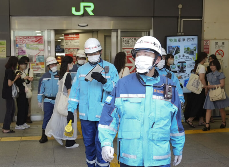 日本JR新宿站山手線列車今天傍晚發生車廂內有人亮刀，引發車內乘客驚慌向外逃竄的騷動，圖為消防人員到現場處理後續。（共同社）