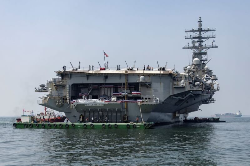 美國海軍表示，美國航空母艦雷根號打擊群正部署在台灣東部外海。圖為美國航艦雷根號。（路透社）