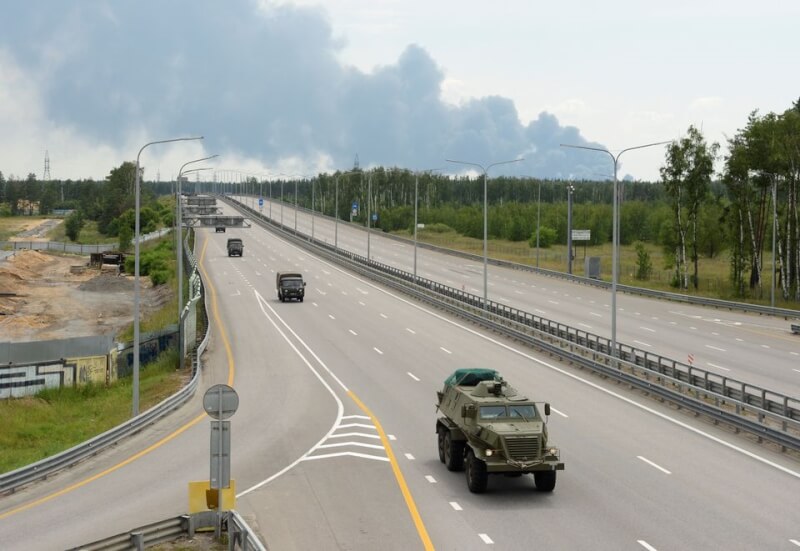 瓦格納軍隊24日沿著連接莫斯科和俄羅斯南部城市的M-4高速公路行駛。（路透社）