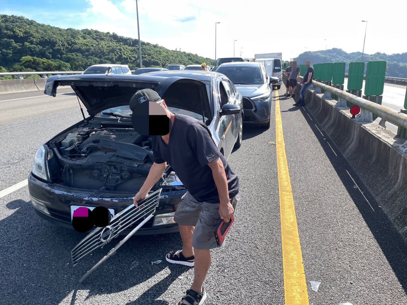 國道3號南下基隆市瑪東系統交流道26日上午8時發生6車追撞車禍，占用內線車道，由於車禍發生時正值上班時段，一度造成回堵約2公里。（讀者提供）中央社記者王朝鈺傳真  112年6月26日