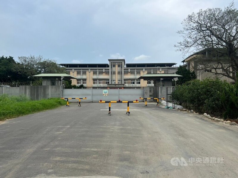 陸軍第十軍團位於台中市大雅區的營區，2名陳姓士官26日上午集合未到，幹部在寢室發現2人不明原因昏迷，經送醫急救仍宣告不治。中央社記者趙麗妍攝 112年6月26日