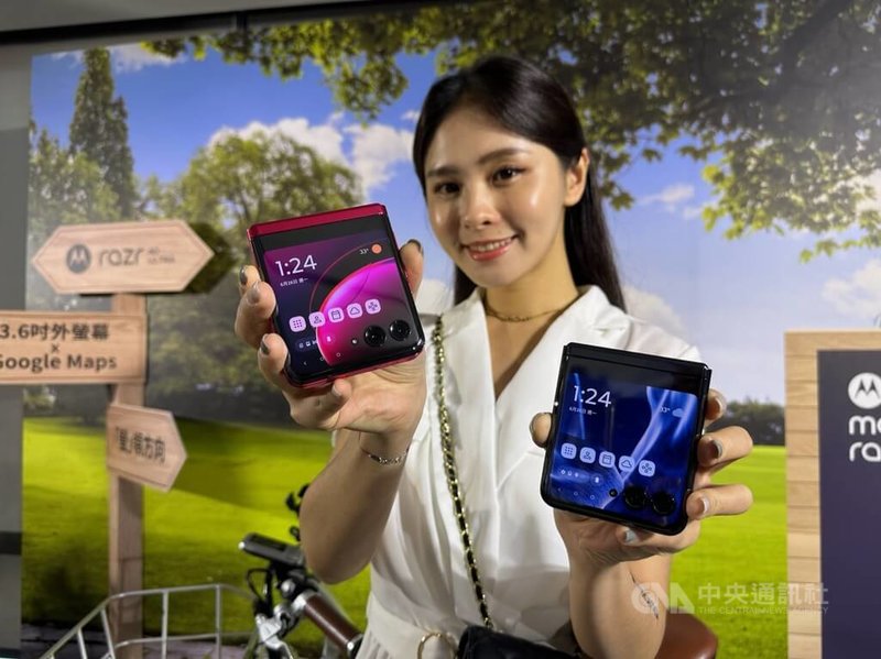 Motorola 26日在台灣發表新款折疊手機motorola razr 40 ultra，搭載市面上最大的3.6吋外螢幕，在手機收折情況下，也可以打字傳訊、看影片、開啟Google導航、使用電子支付等功能。中央社記者吳家豪攝  112年6月26日