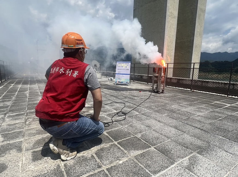 水利署26日下午於南部曾文、烏山頭及南化水庫進行地面增雨作業，盼為集水區多留一點水資源。（水利署提供）中央社記者曾智怡傳真  112年6月26日