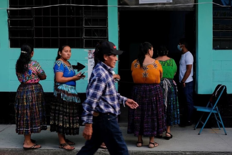 圖為瓜地馬拉民眾25日到投票所投票。（路透社）