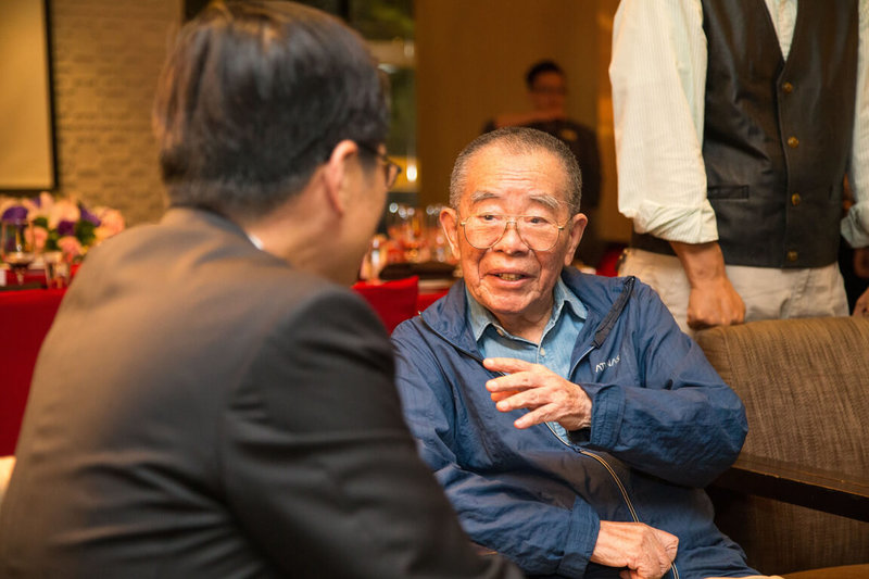 資深軍事記者姚琢奇（右）25日去世，享耆壽94歲，他曾採訪過八二三砲戰、九二海戰，更是首位乘坐F-104戰機升空採訪的記者。（軍聞社提供）中央社記者游凱翔傳真  112年6月26日