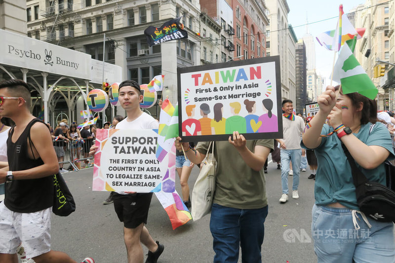 紐約市驕傲遊行25日登場，台灣隊伍參與者高舉標語，宣揚台灣是亞洲首個也是唯一同性婚姻合法化國家。中央社記者尹俊傑紐約攝  112年6月26日