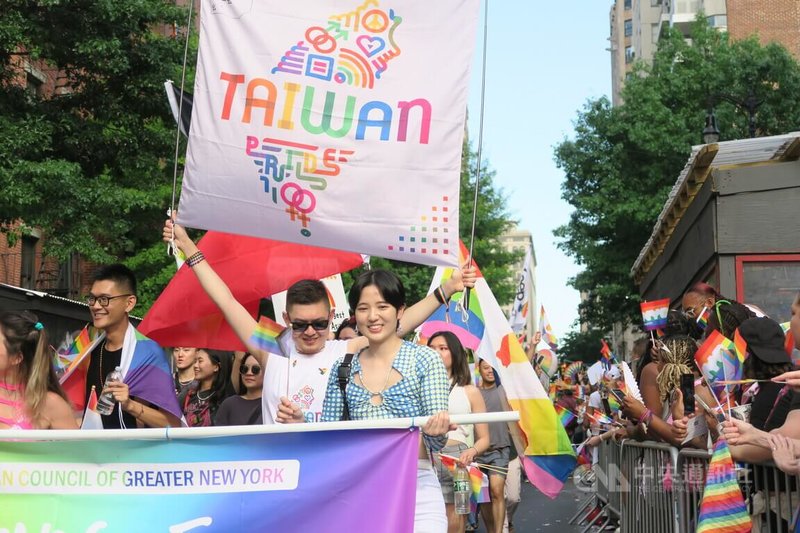 紐約市驕傲遊行25日登場，參與者在台灣隊伍前方高舉彩虹配色的Taiwan Pride（台灣驕傲）旗幟。中央社記者尹俊傑紐約攝  112年6月26日