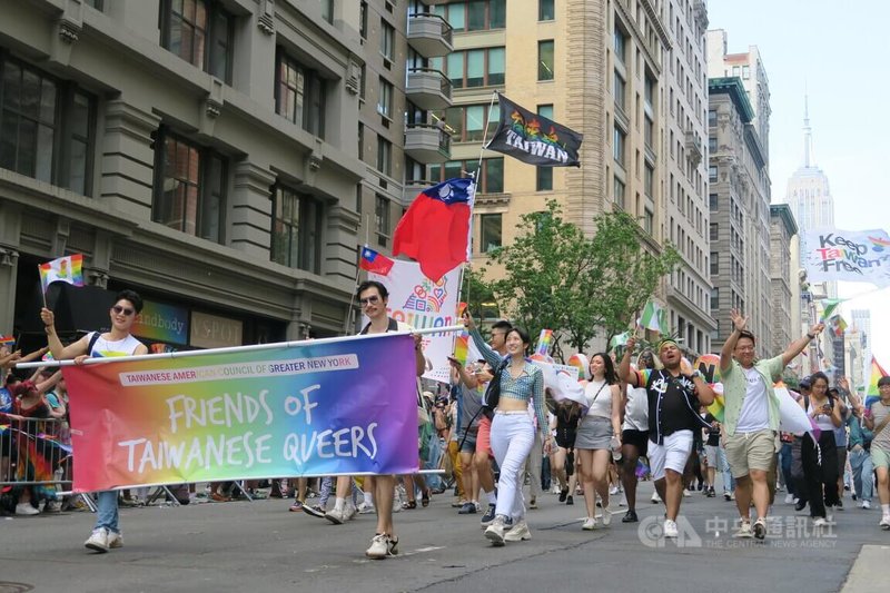 紐約市驕傲遊行25日登場，台灣隊伍步上曼哈頓第五大道，約80名參與者揮舞國旗和各式彩虹旗幟。中央社記者尹俊傑紐約攝  112年6月26日